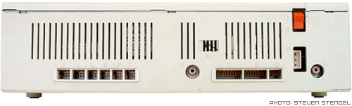 Parte trasera del IBM PCjr, ¿reconocéis alguna conexión? Lo único estándar es el interruptor de encendido.